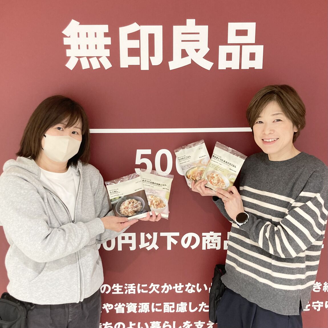 商品を持つスタッフ