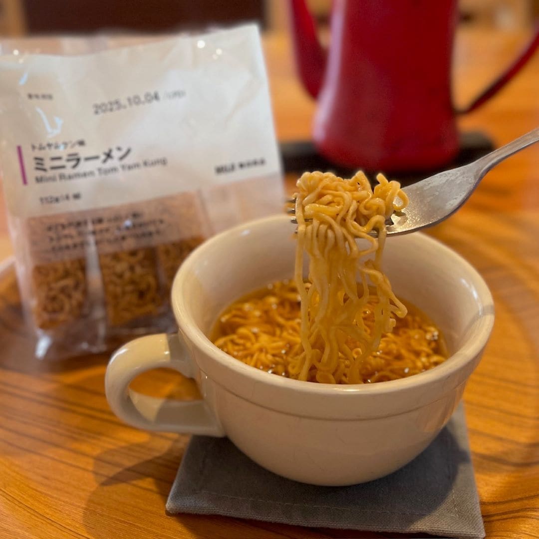 ミニラーメン食べているところ