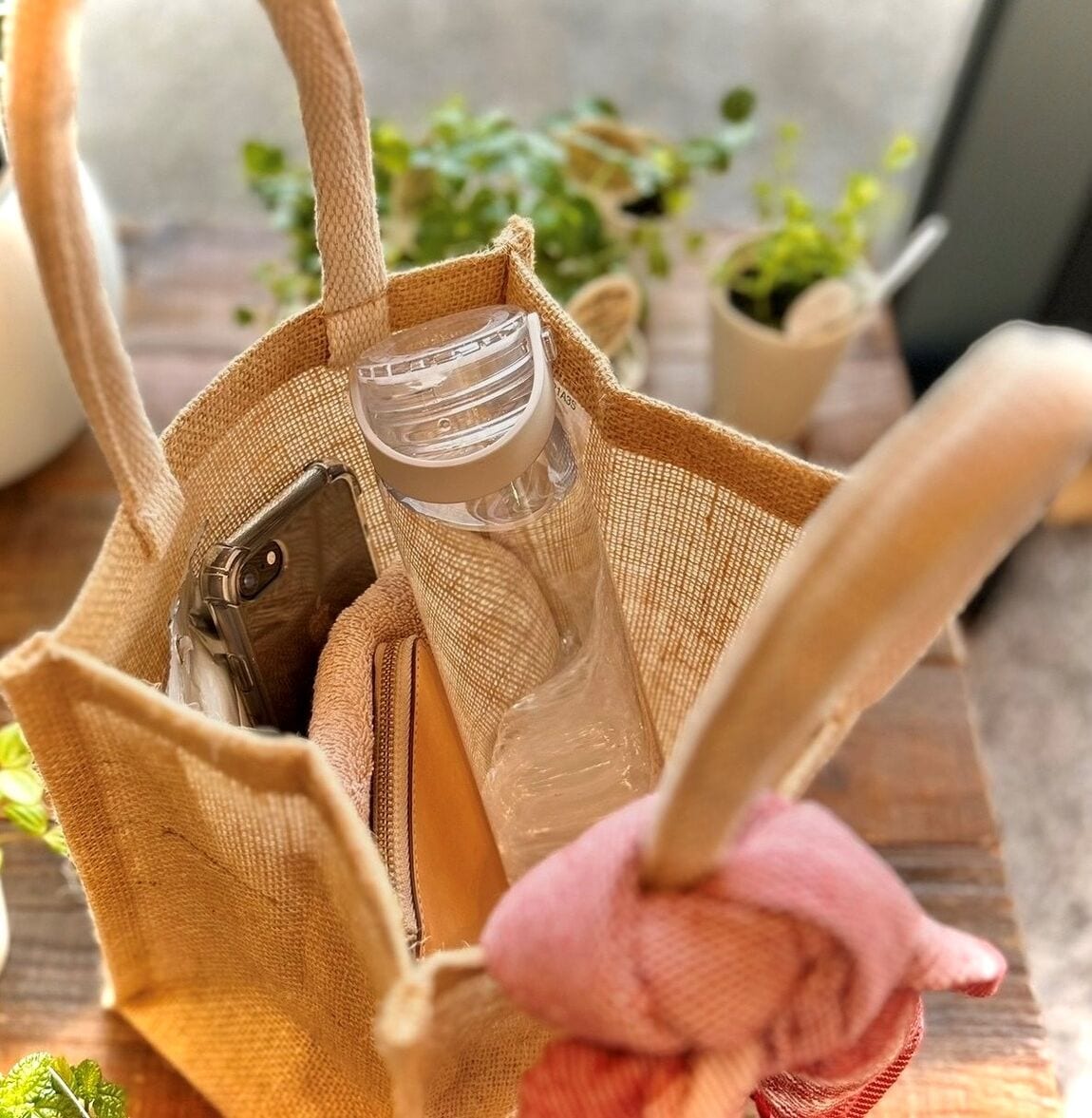 クリアボトルをジュートバッグに入れた写真