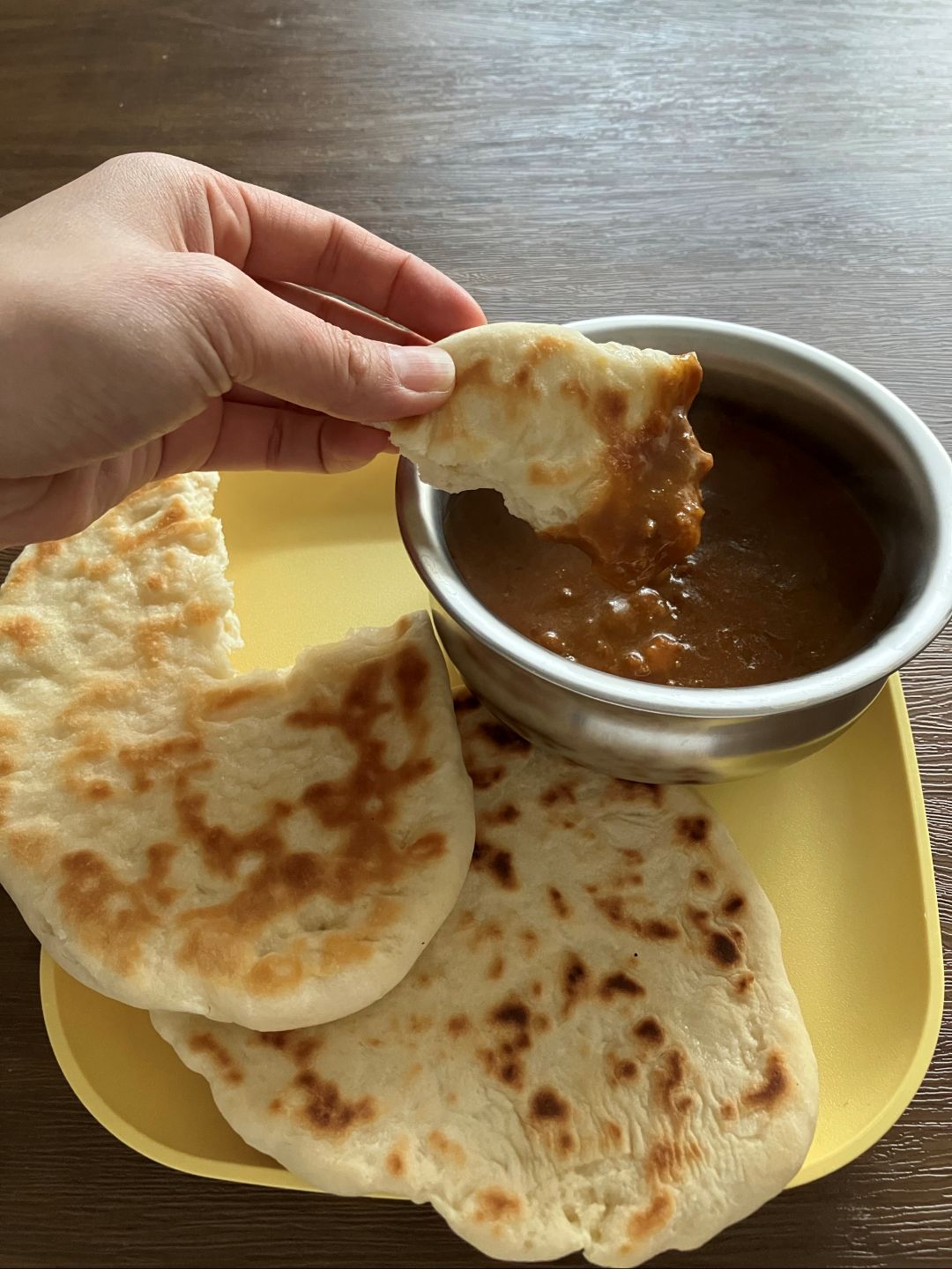 カレーつけてる　ナン