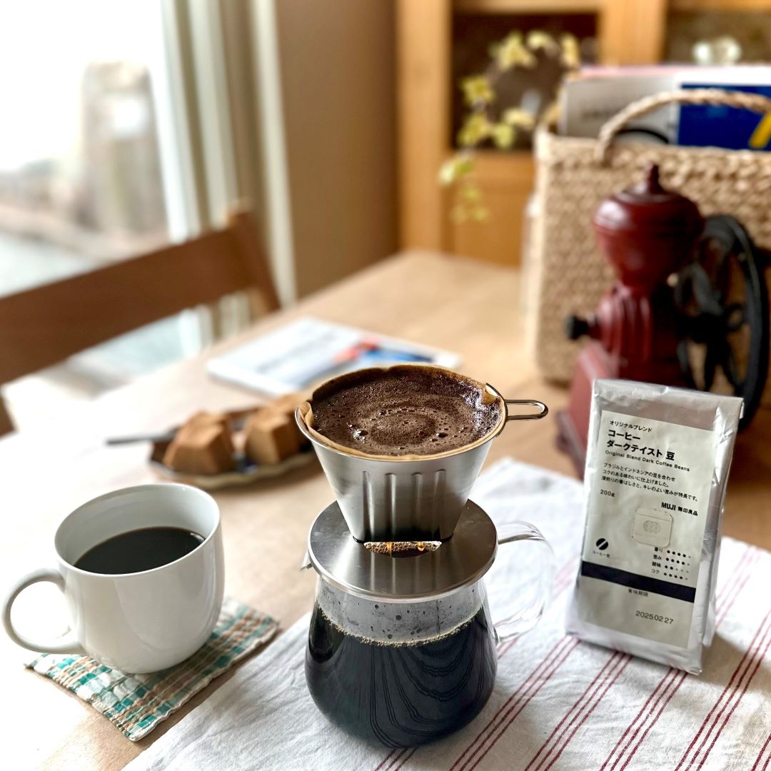 コーヒーを淹れている写真