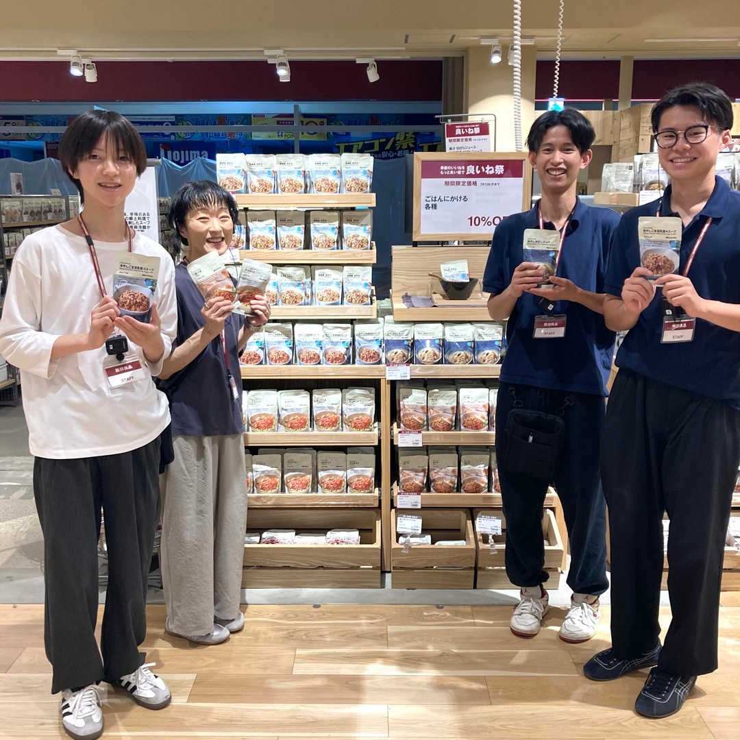 ごはんにかけるシリーズの売場のスタッフの写真