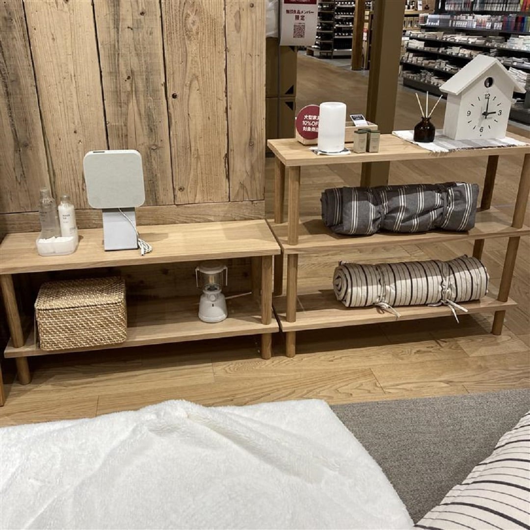 手軽に組み立てられる木製シェルフ