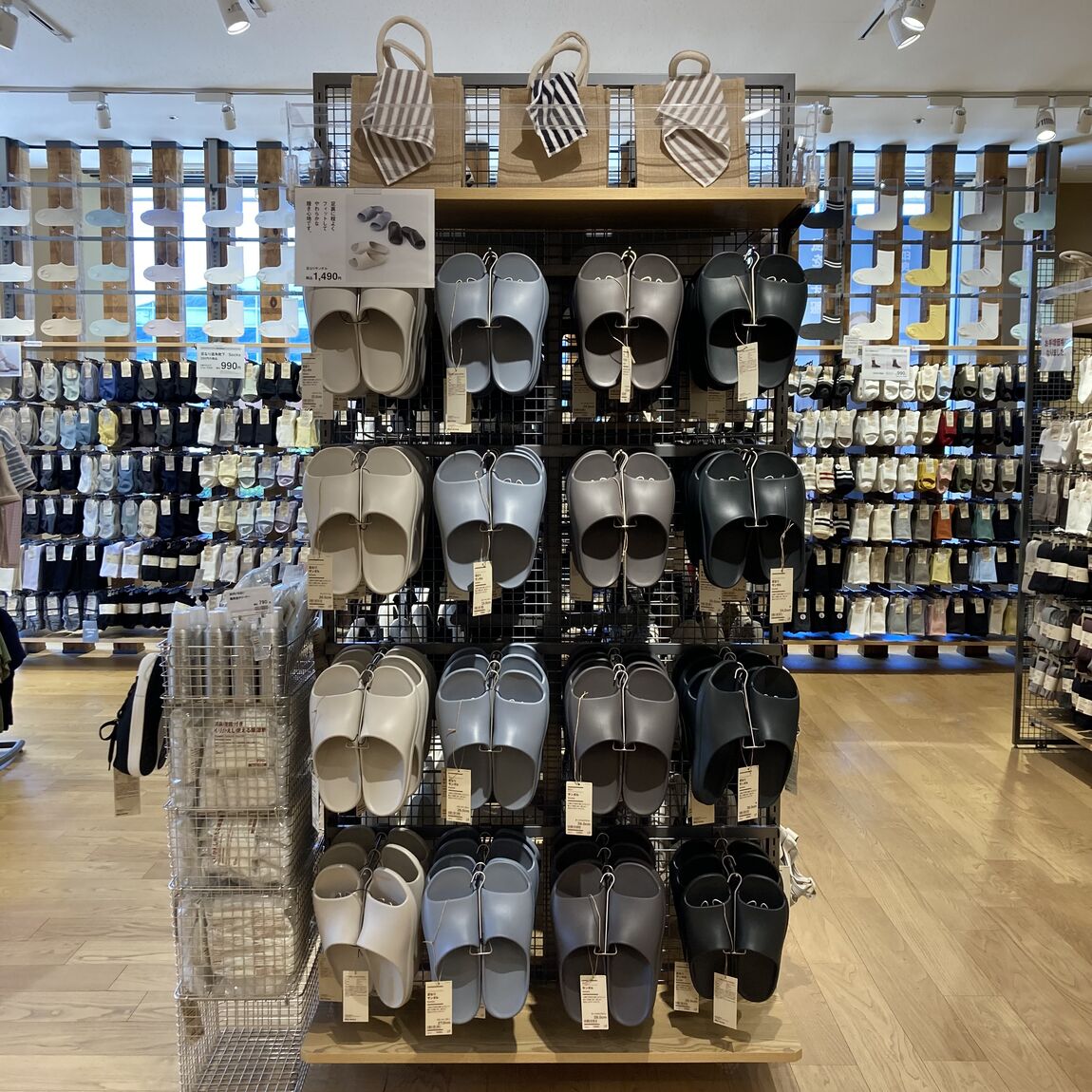 足なりサンダル売場
