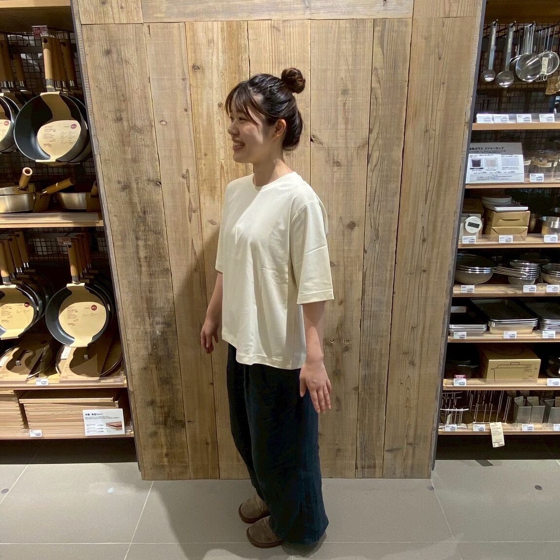 涼感Tシャツを着ている女性