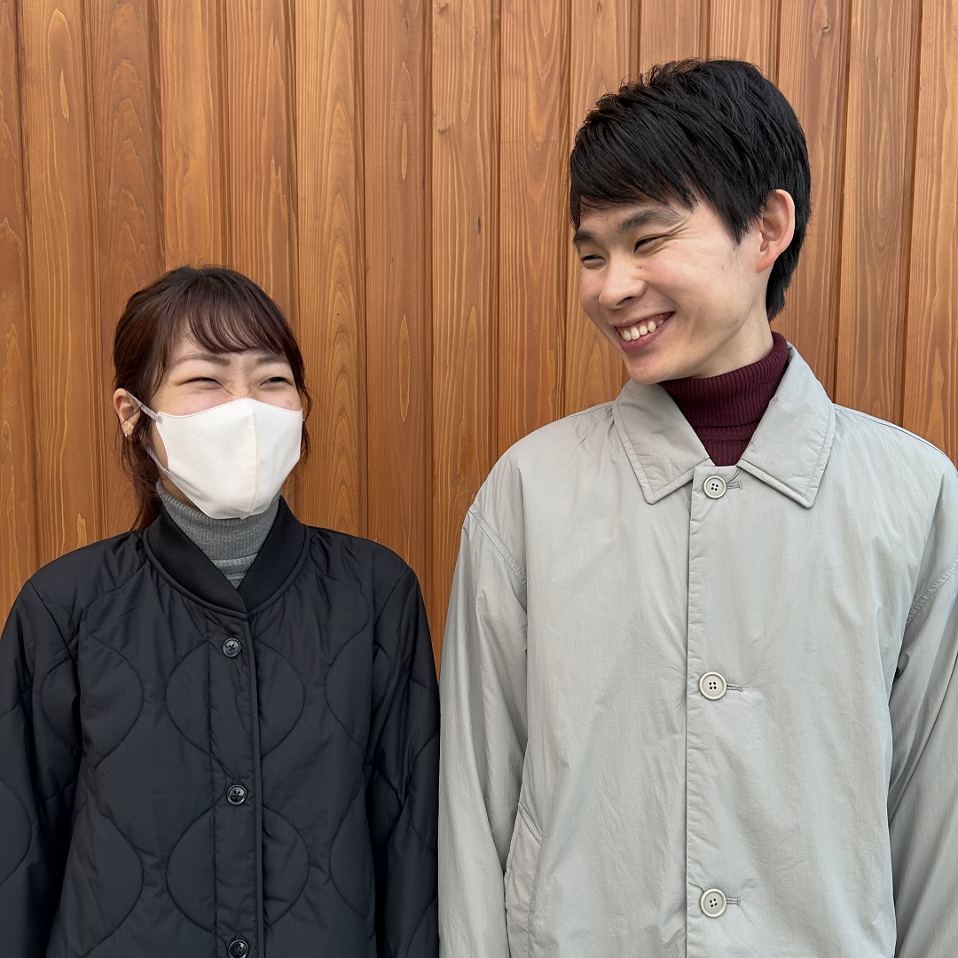 タートルネックセーターを着用するスタッフたち