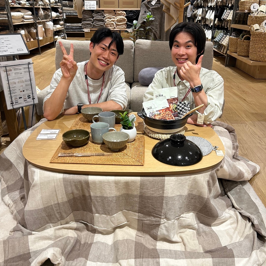 こたつを使用するスタッフ