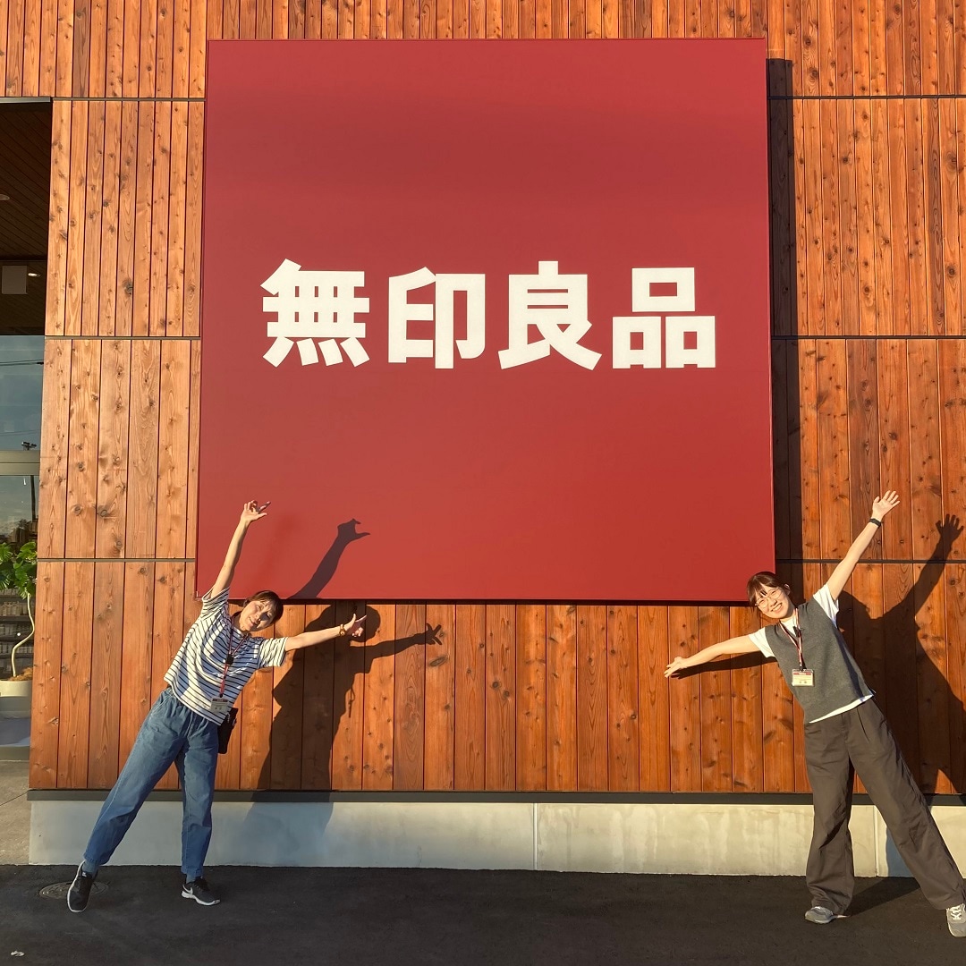 サムネ　店舗正面　スタッフと