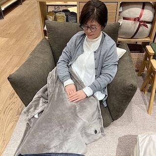 【堅田】羽織ったり、腰に巻いたり使い方自由。洗えるUSBブランケットのご紹介。