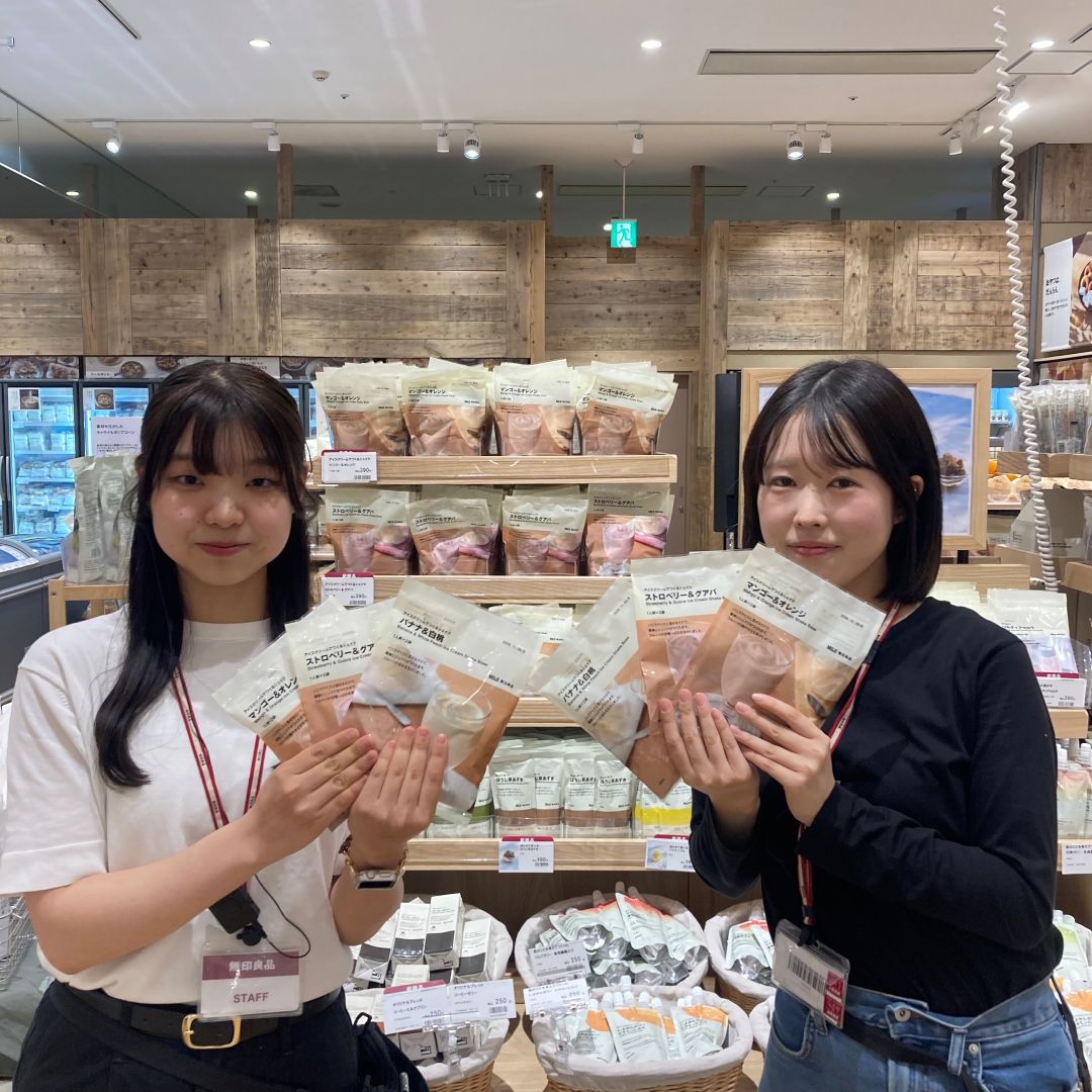 女性二人が無印良品の新商品シェイクシリーズをもってわらっている写真