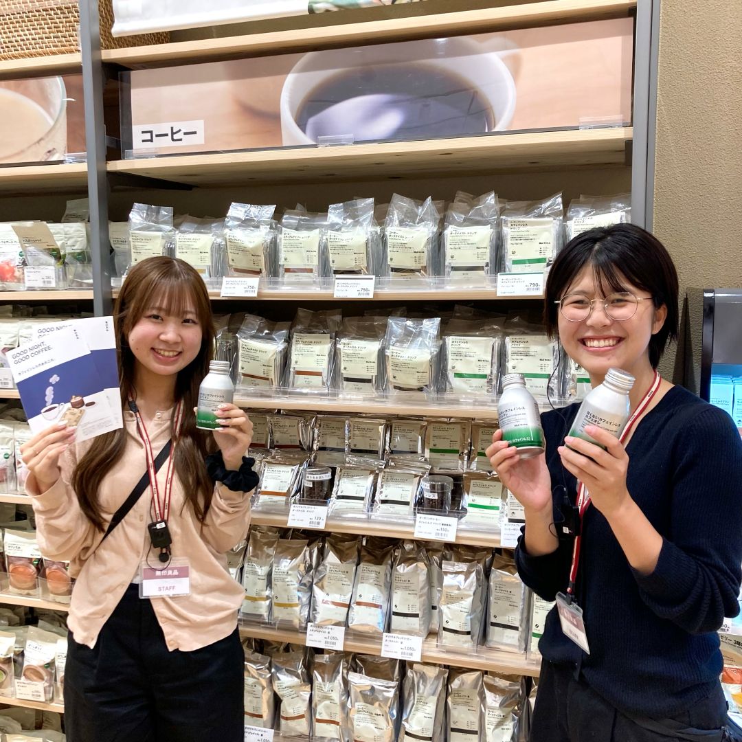 女性二人が甘くないカフェインレスコーヒーを持っている
