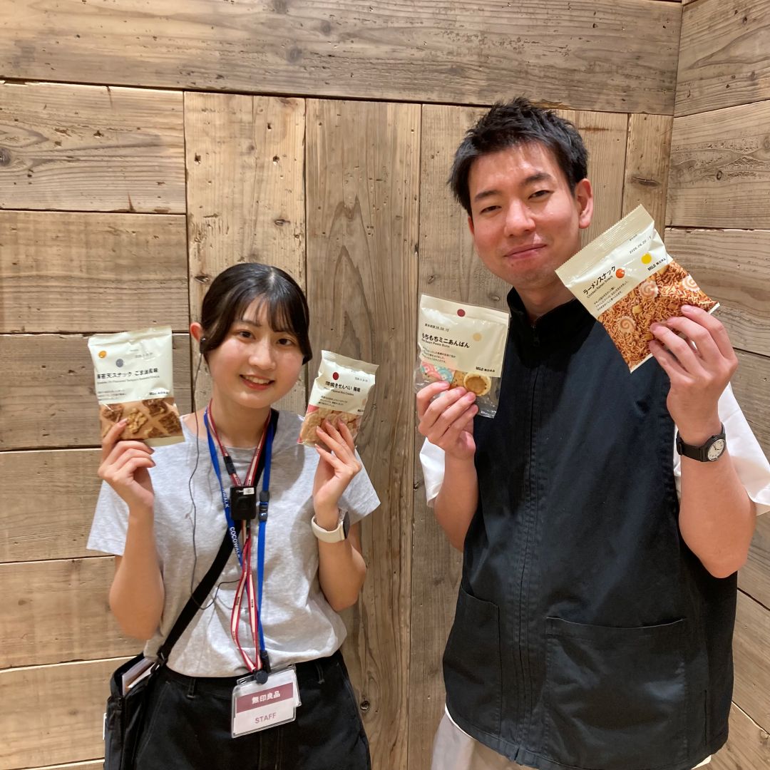 男性と女性がお菓子を持っている
