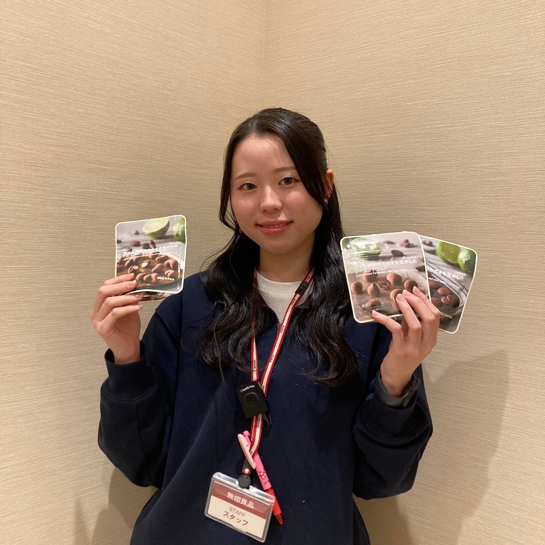 「ライム発酵のカカオを生かしたチョコレート」ほか3点を持つスタッフの写真