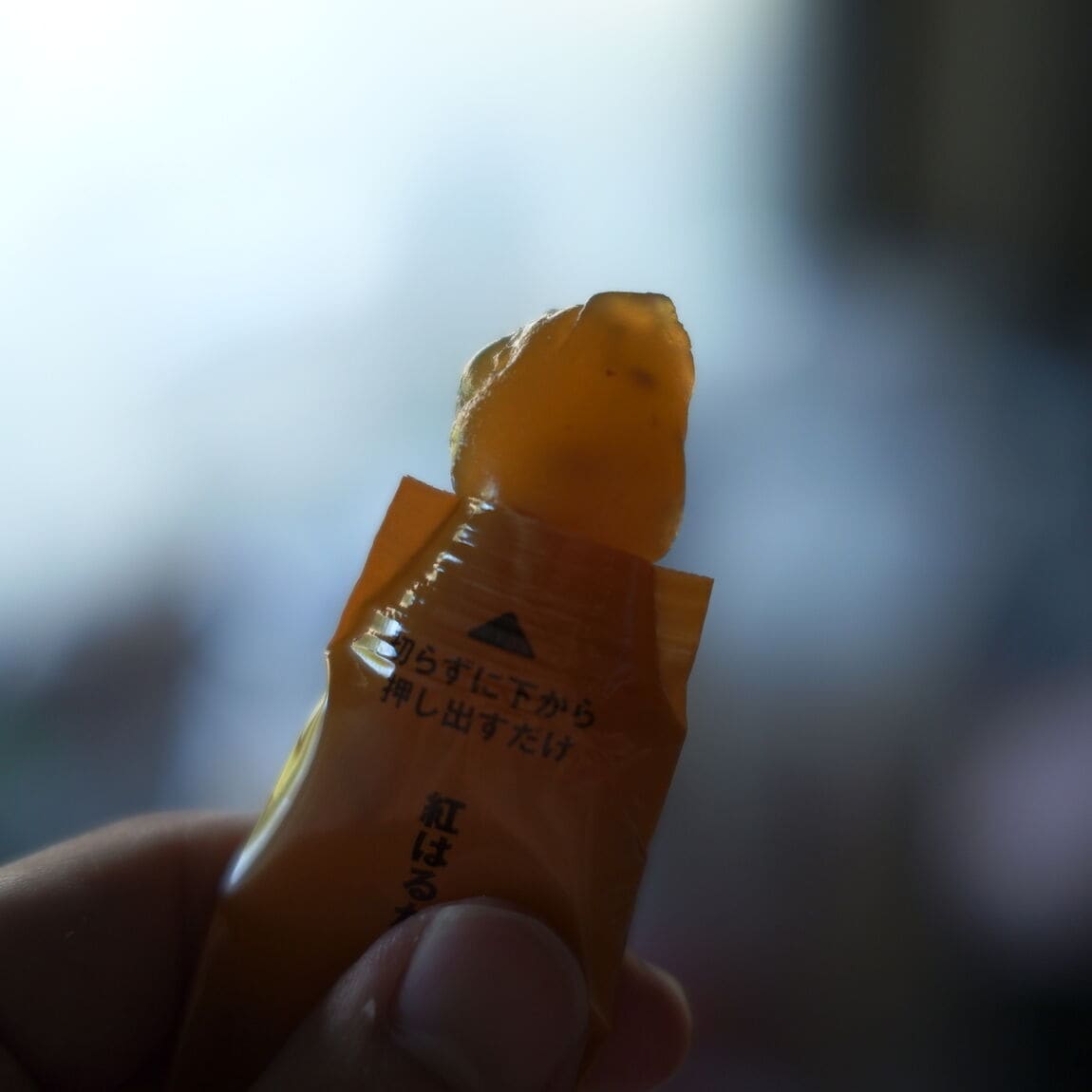 「紅はるかのスティック芋ようかん」を個包装から押し出している写真