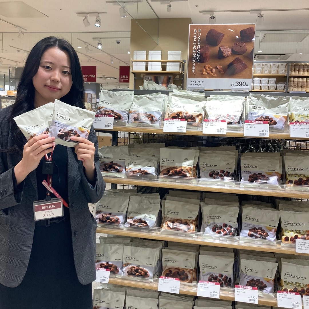 「カカオトリュフ」シリーズの売り場とスタッフの写真