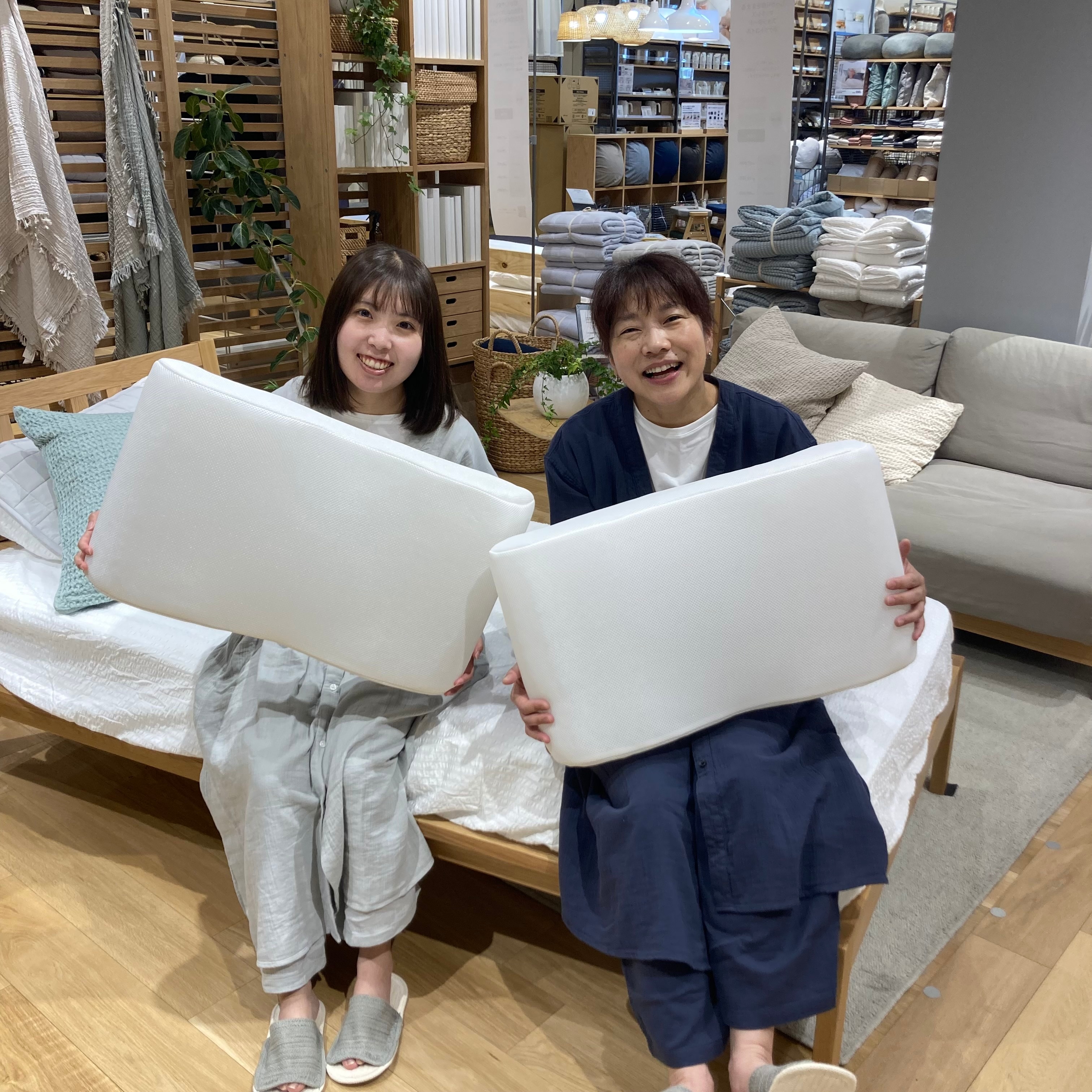 まくらを紹介する2人
