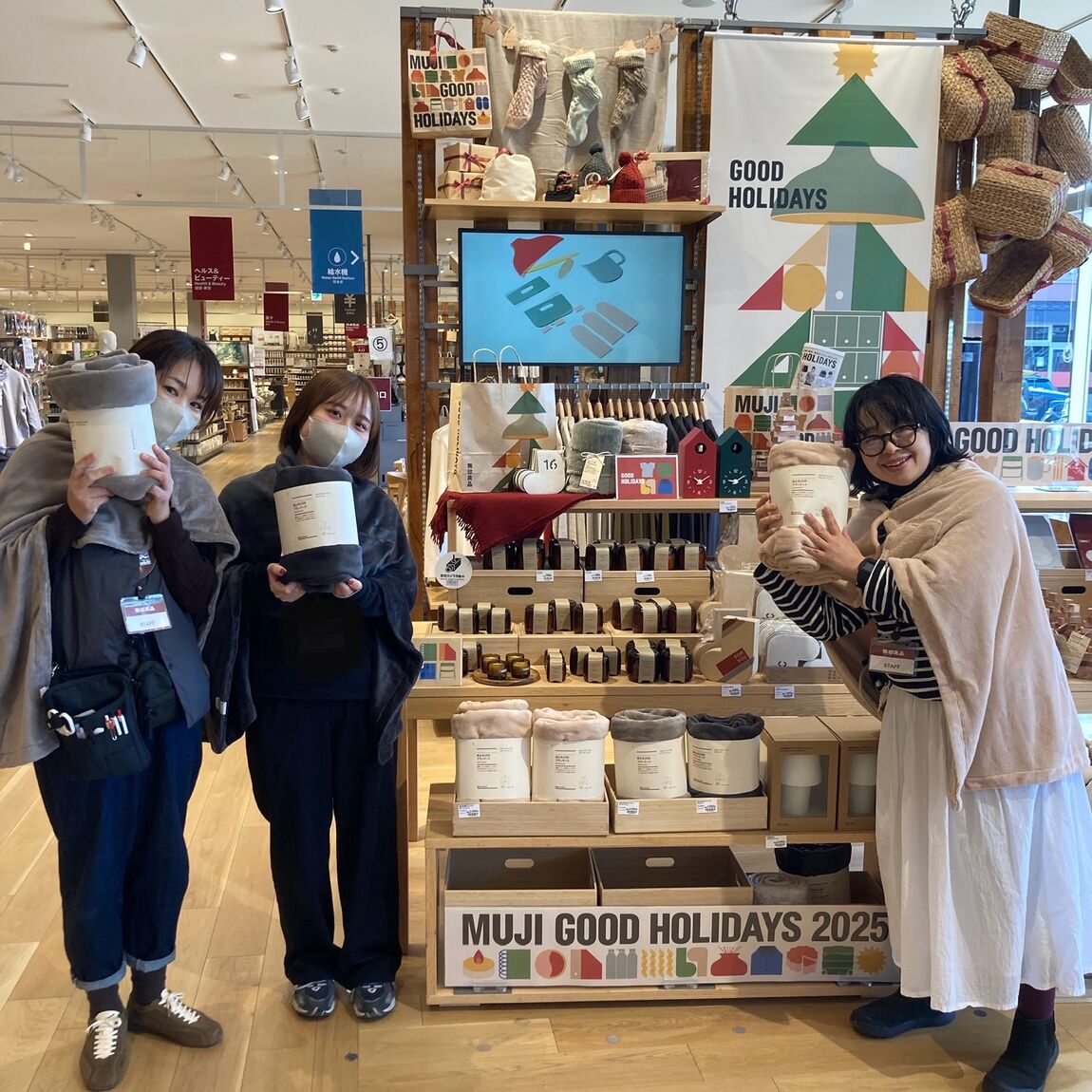 ブランケットを羽織る３人