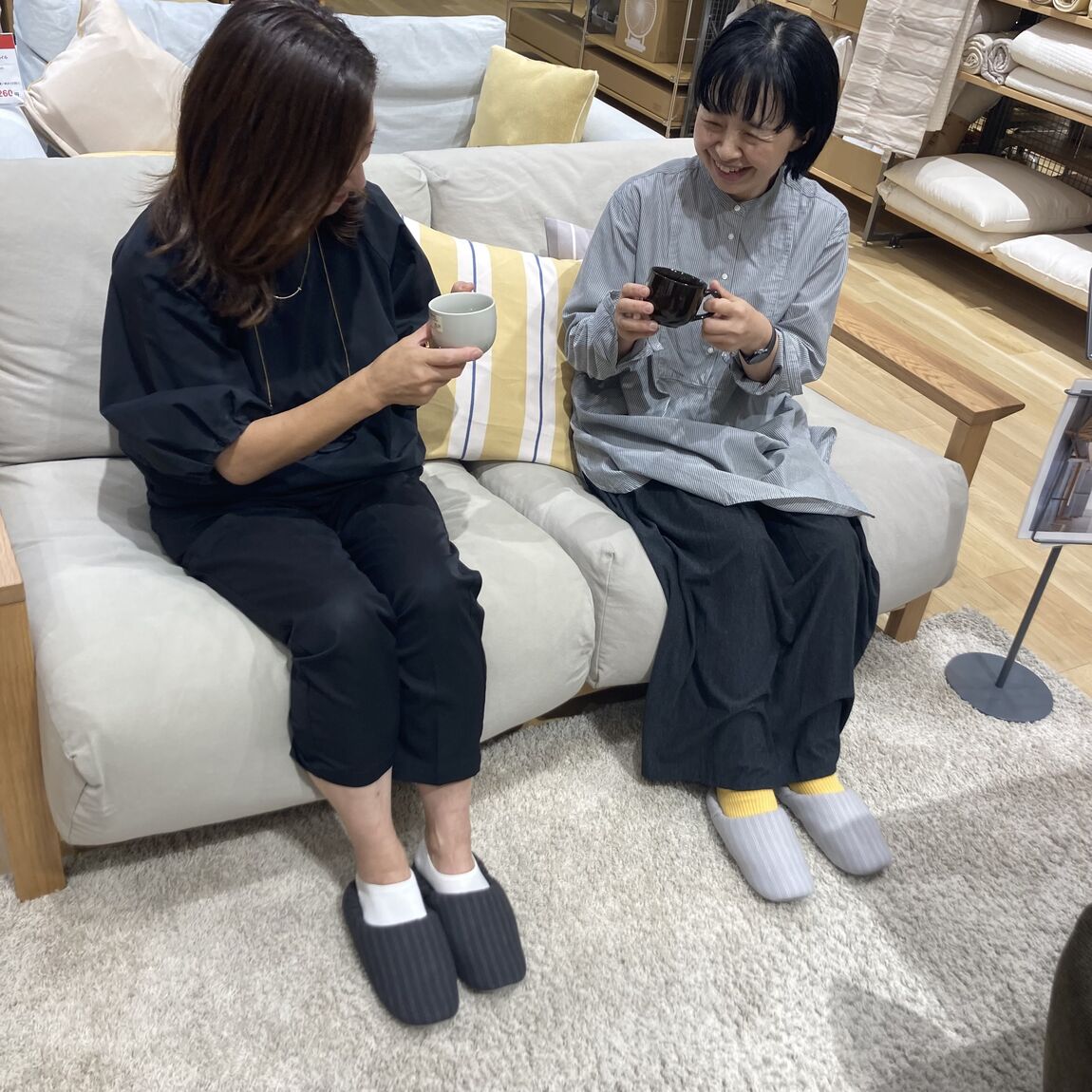 コーヒーを飲む2人