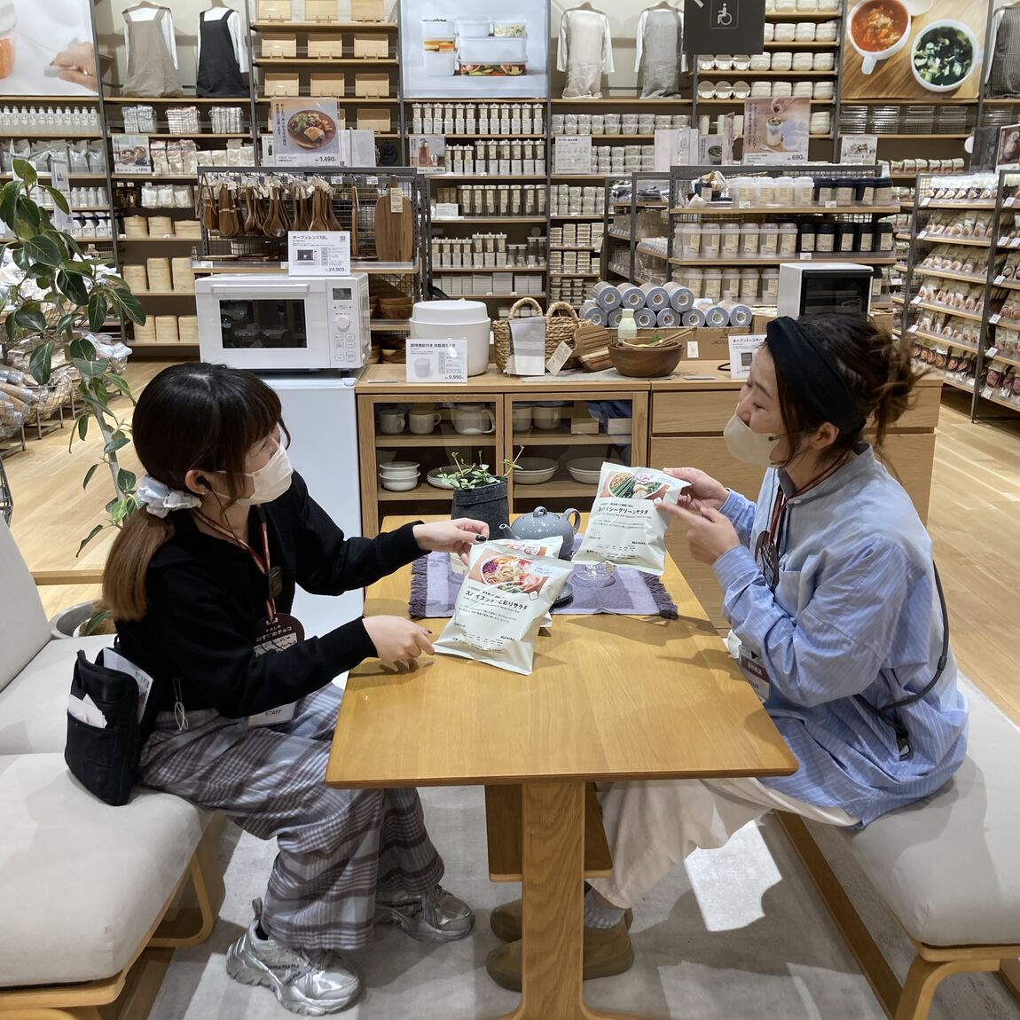 スタッフ2名がオススメの商品について話している