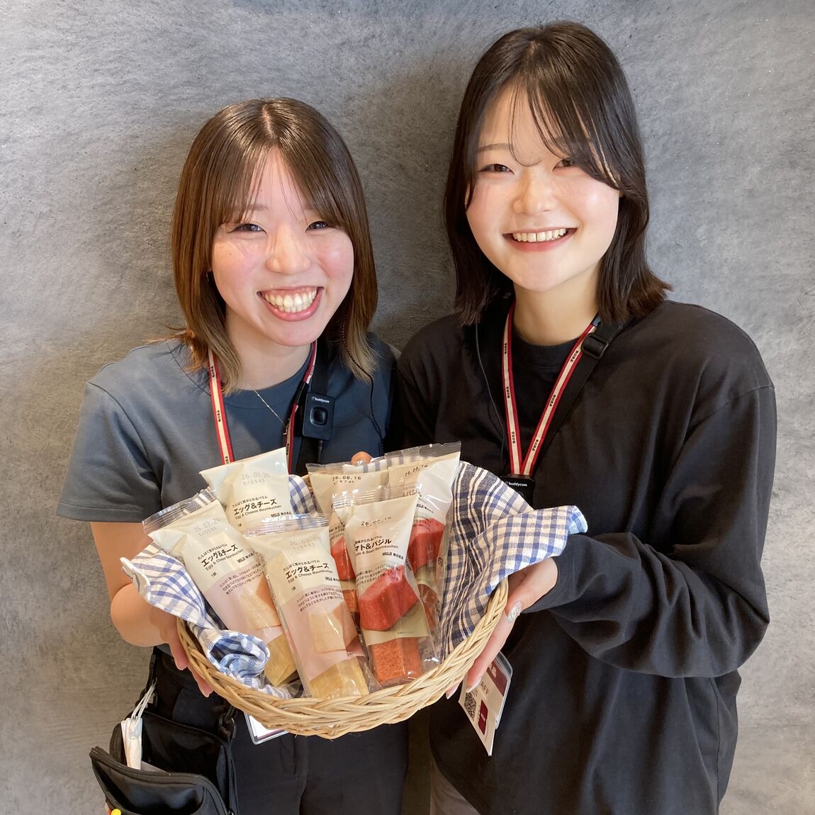 トマト＆バジルバウムとエッグ＆バウムを持つスタッフ