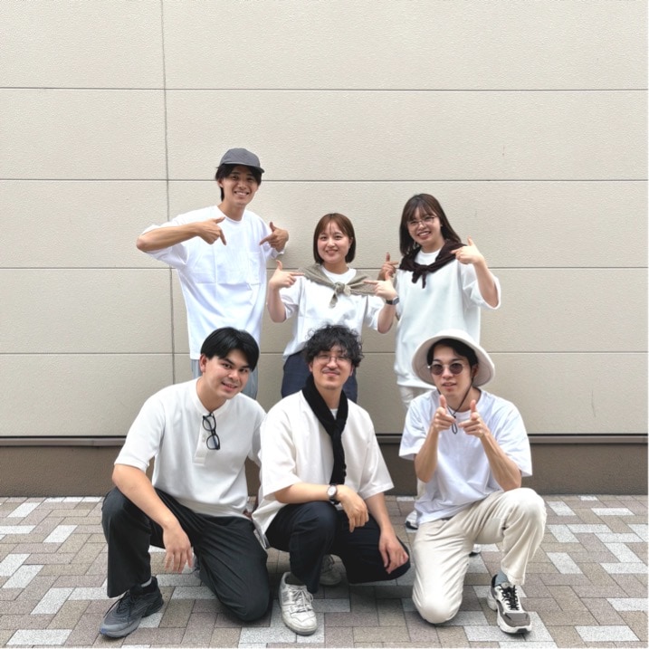 スタッフ全員が白Tを着ている写真