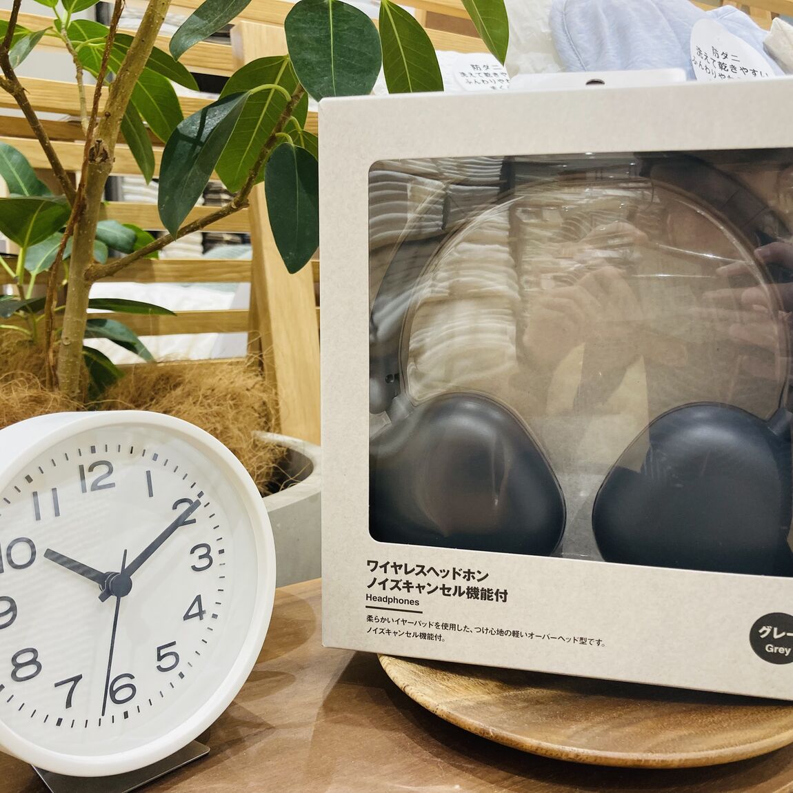 ヘッドホンと時計の画像