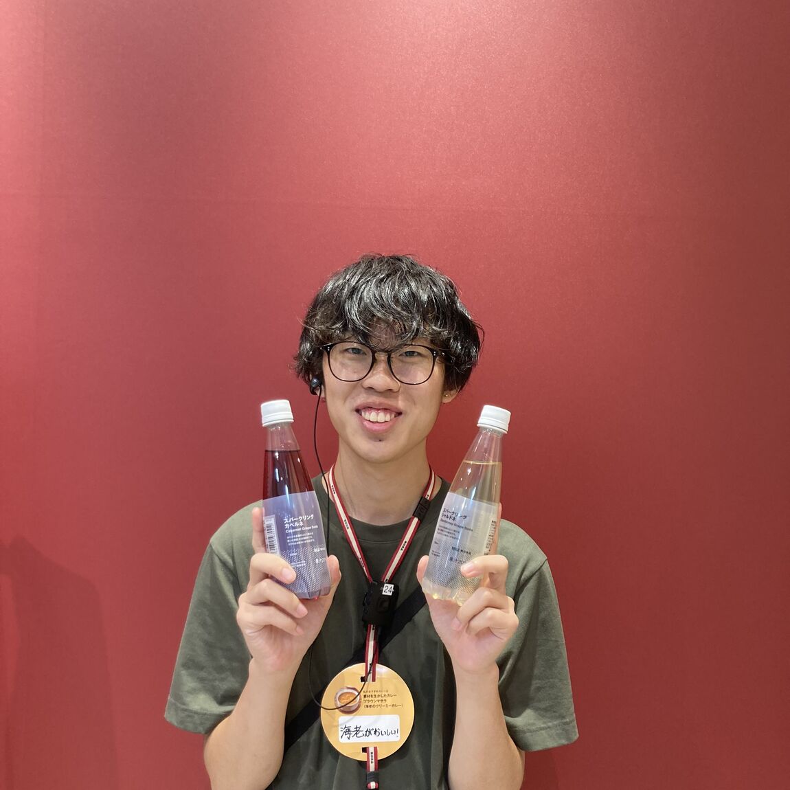 スパークリングカベルネを持った男性