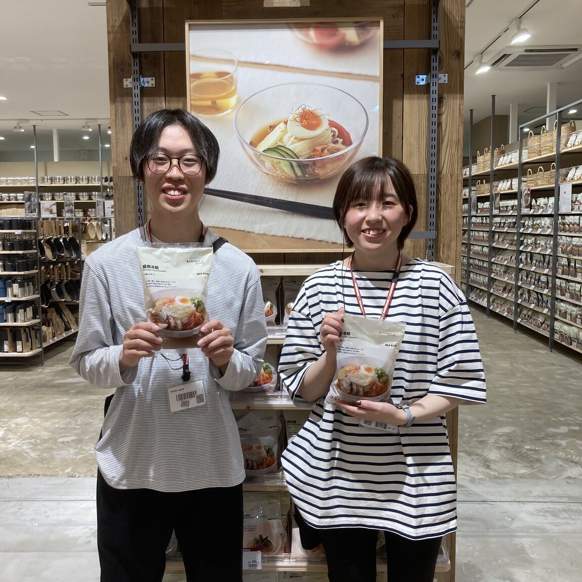 盛岡冷麺を持っている人の写真