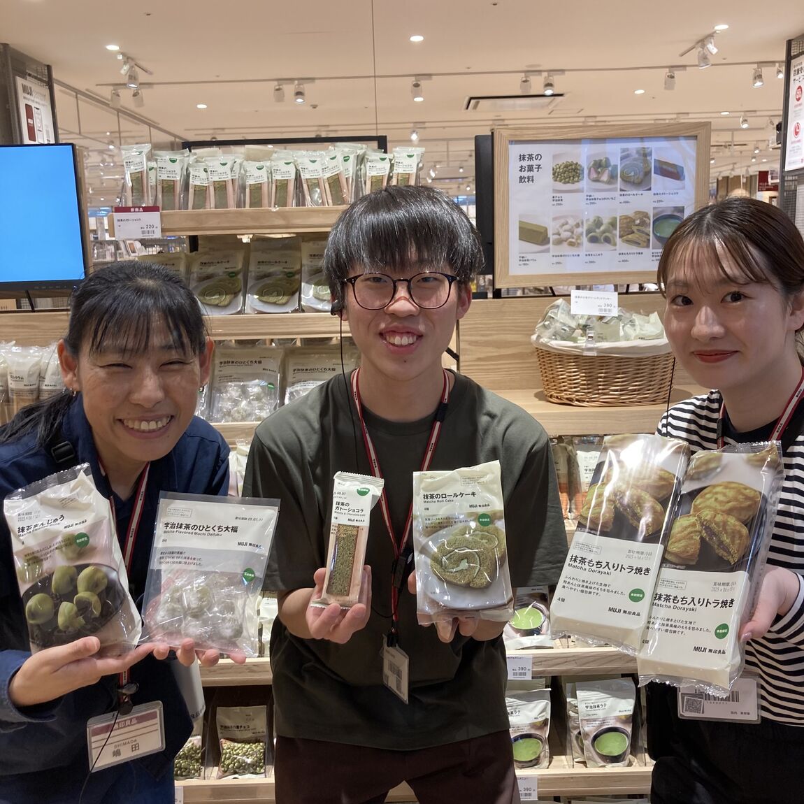 抹茶のお菓子を持ったスタッフの写真