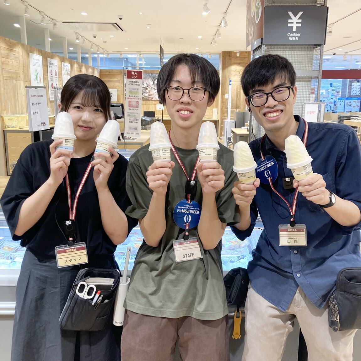 ソフトアイスを持った店員の写真