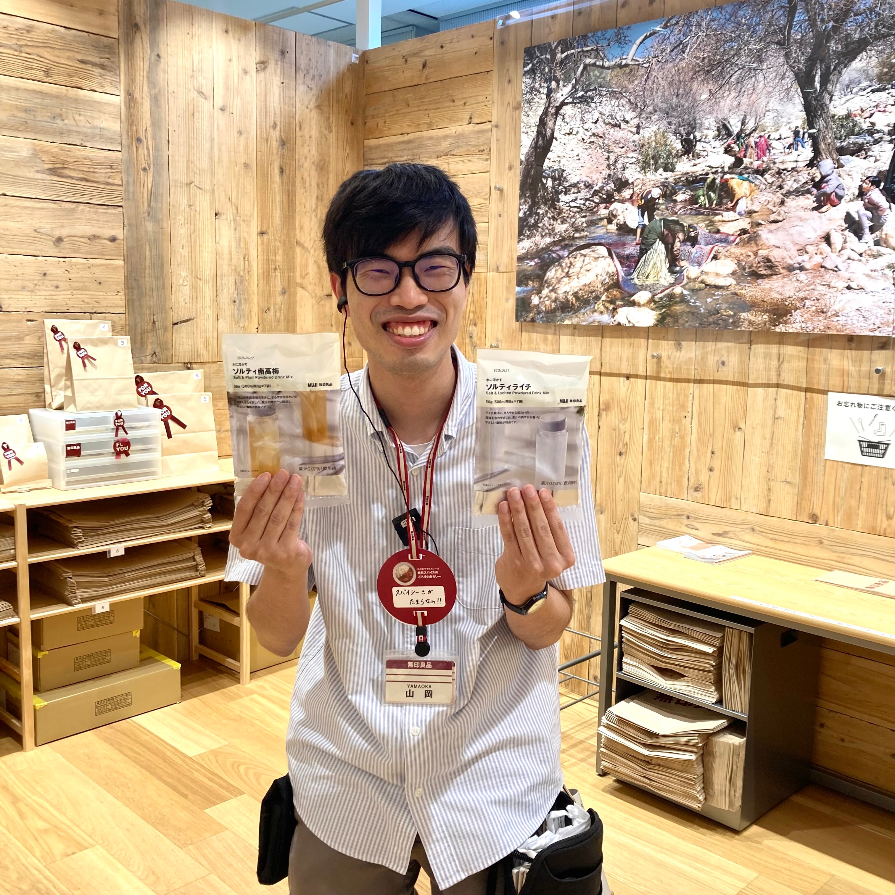 商品を持った店員
