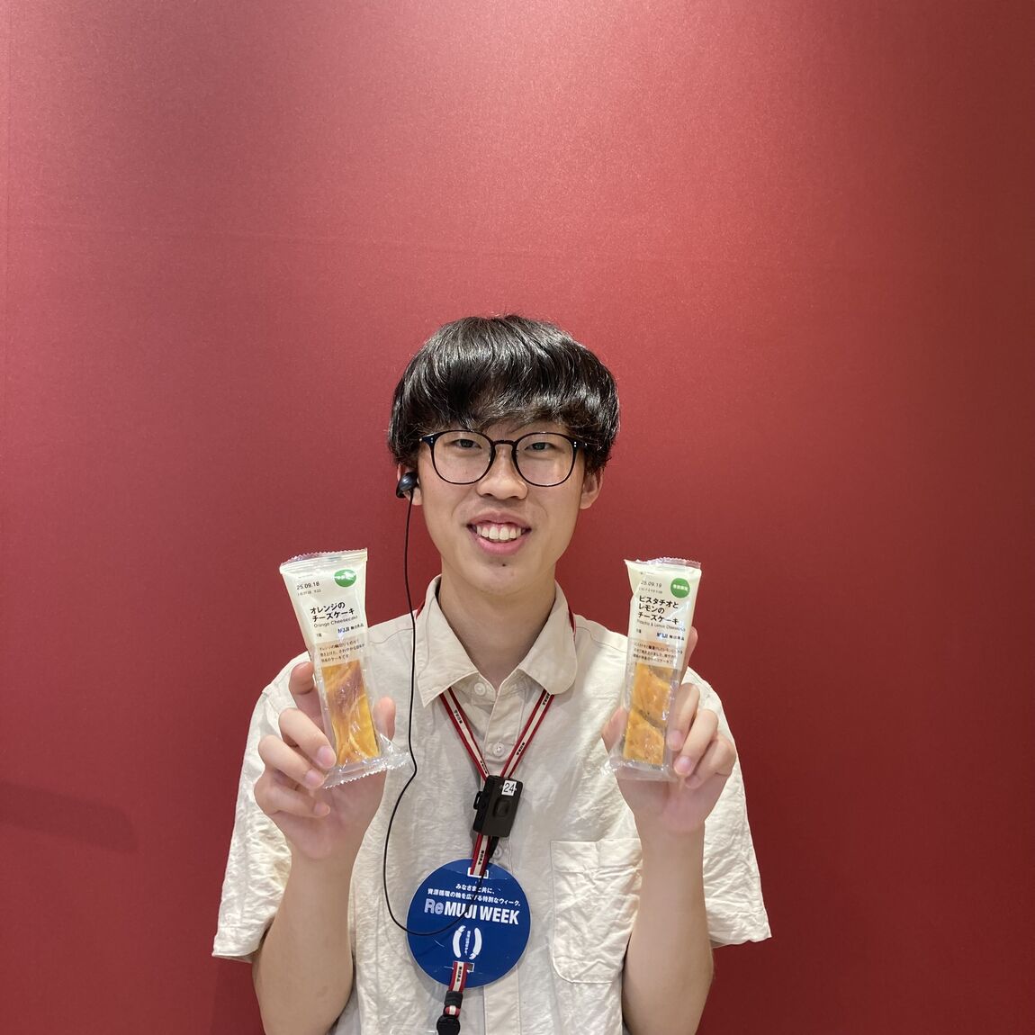 チーズケーキを持った人の写真