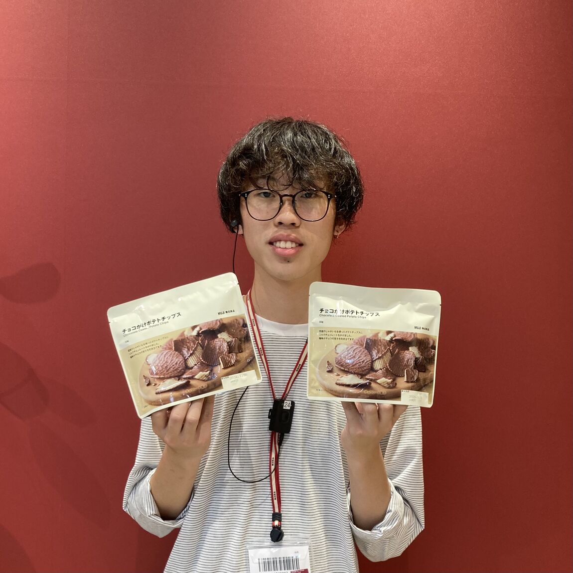 チョコがけポテトチップスをもった人