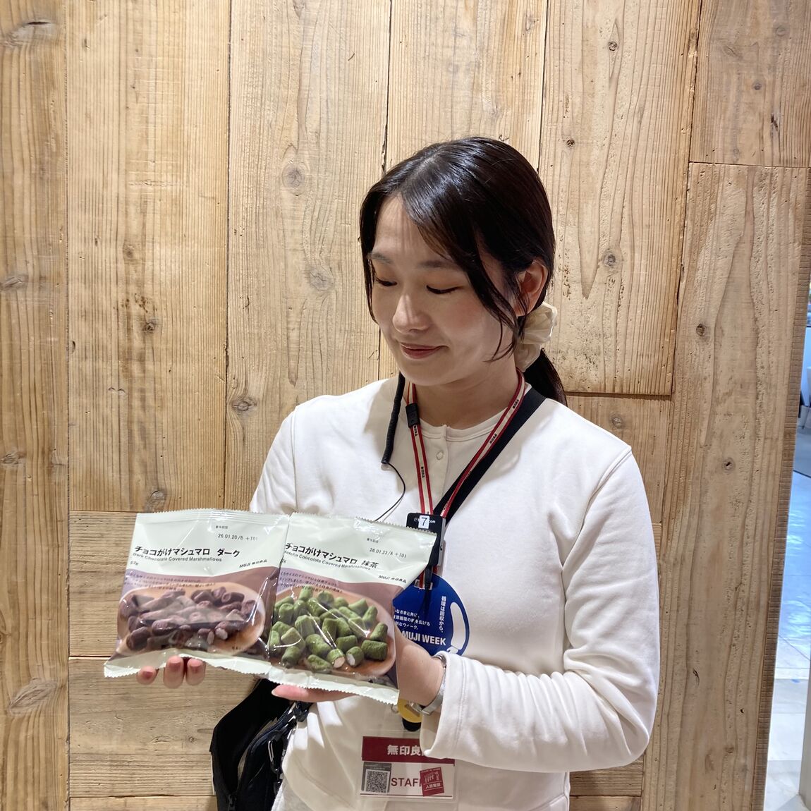 チョコかけマシュマロをもった女性