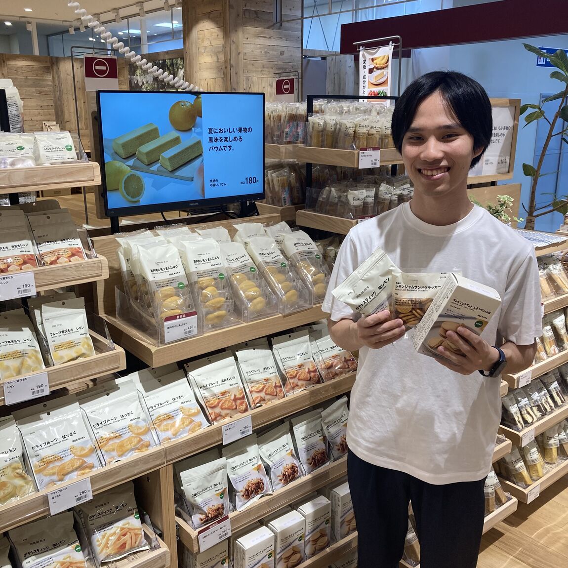 商品を持った店員