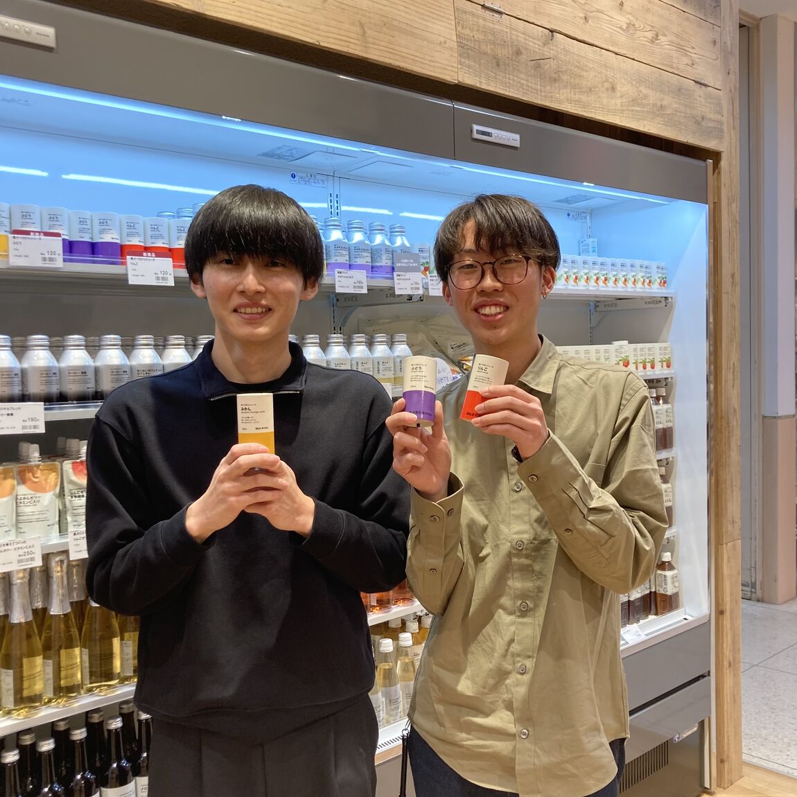 果汁100%ジュースを持った男性2人