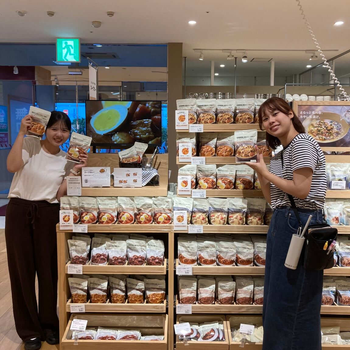 商品をもったスタッフの画像