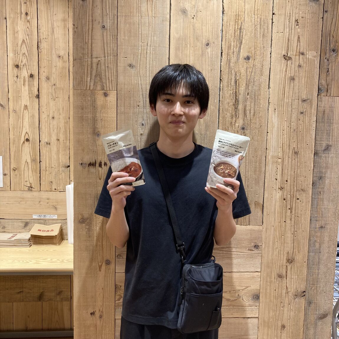 バタチキとタリマンドをもったスタッフ写真