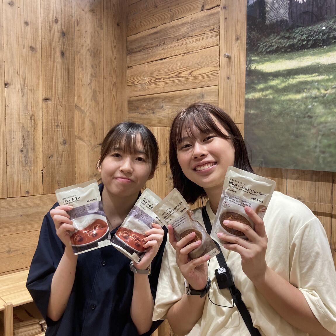 カレーをもったスタッフの画像