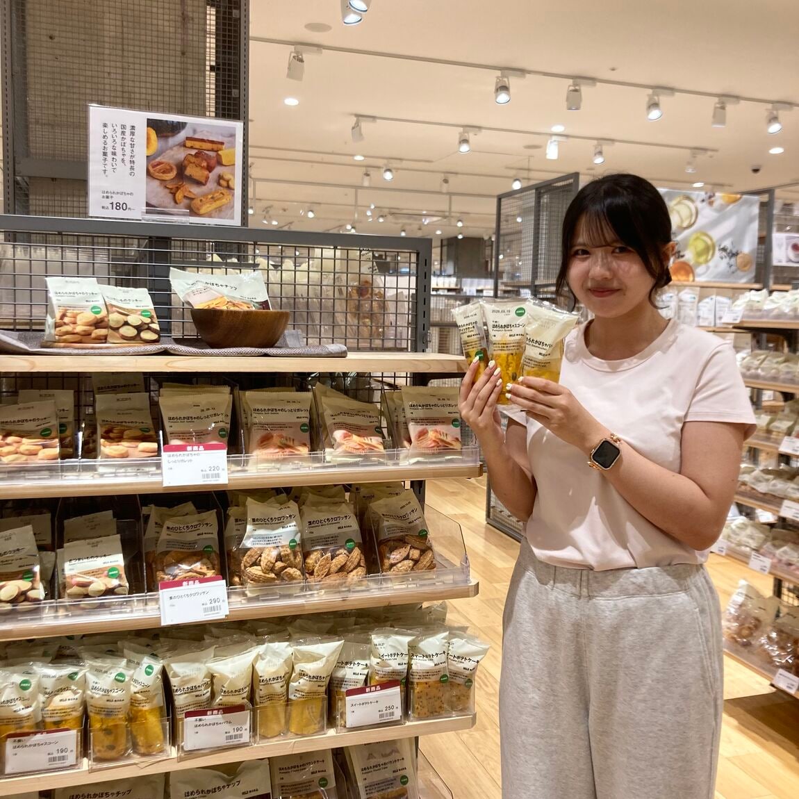 商品をもったスタッフの画像