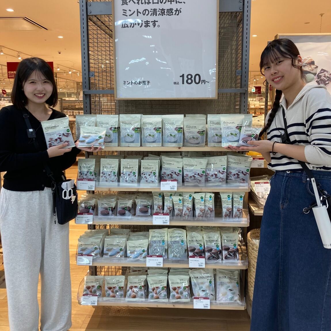 チョコミントのお菓子を持ったスタッフ