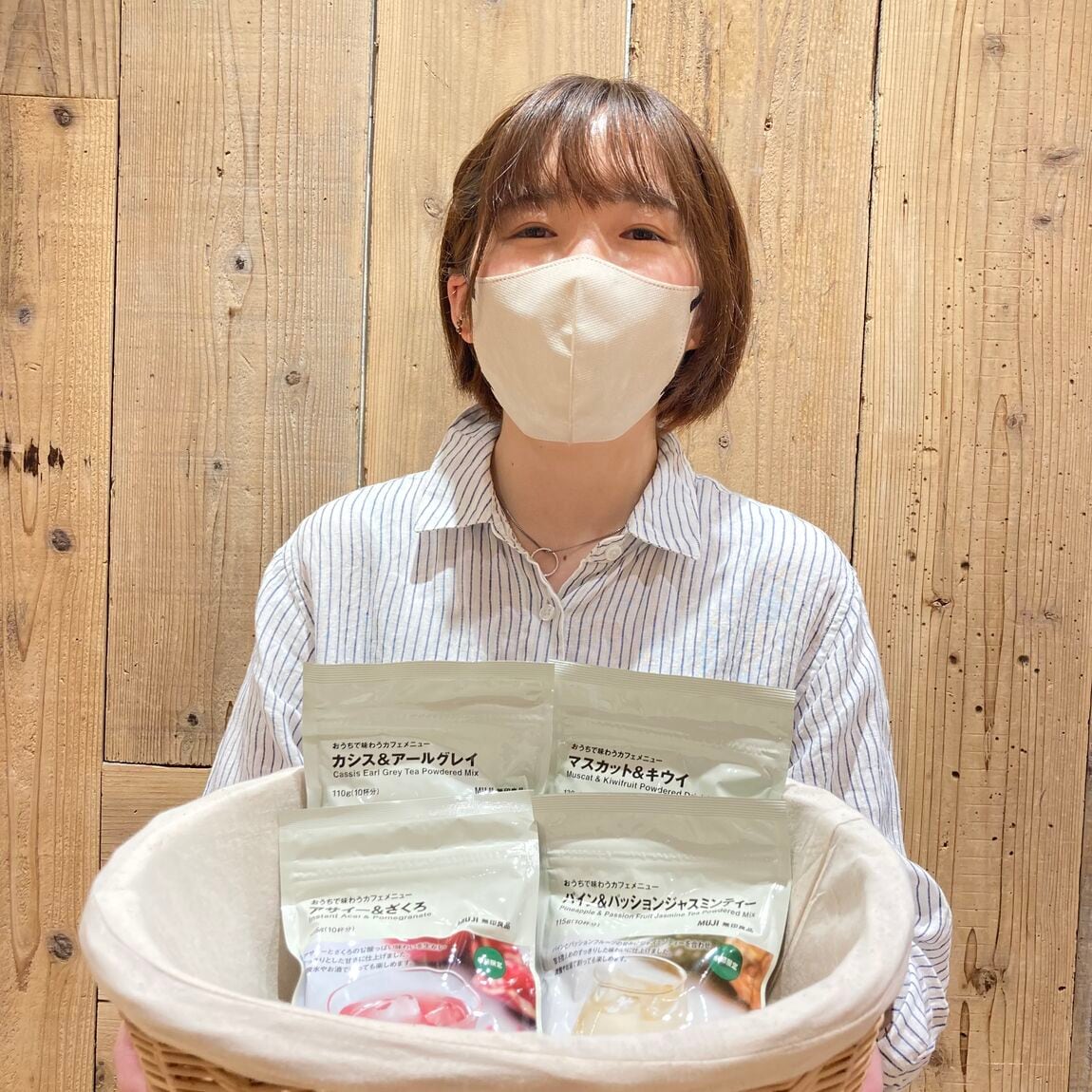 商品を持ったスタッフの写真