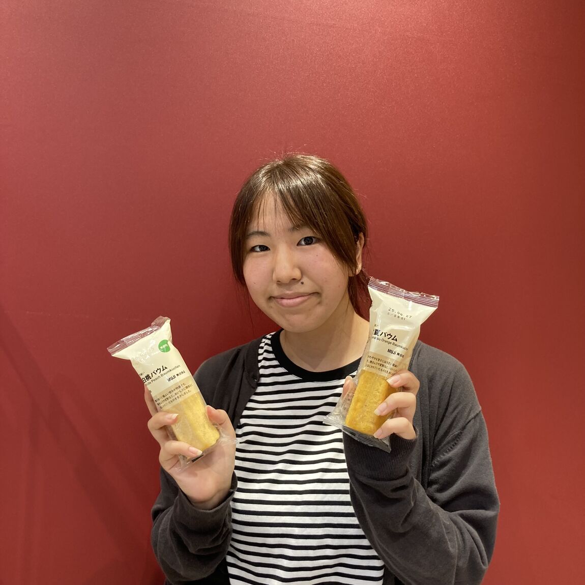 商品を持ったスタッフの写真
