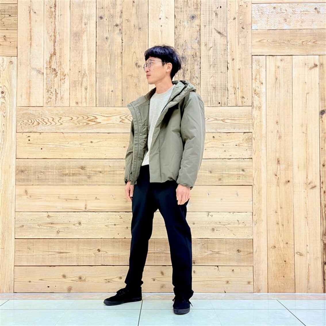 中わたフードジャケットを使った大人カジュアルコーディネートのスタッフの写真です。