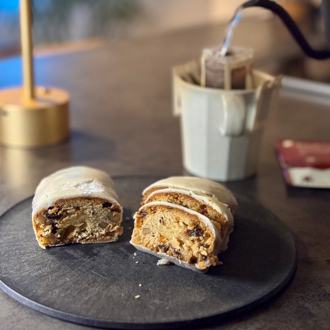 シュトーレンと季節のコーヒー冬ブレンドの写真です。