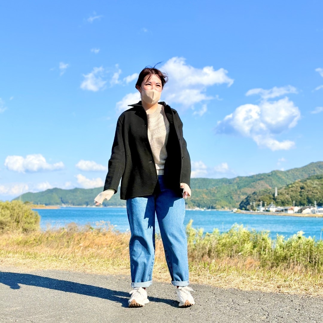 ショートコートを使ったおでかけコーディネートにウール100%のリブ編みアームウォーマーを合わせたコーディネートのスタッフの写真です。