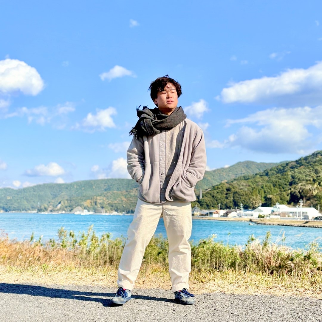 フリースカーディガンに泡えるセーターを合わせたコーディネートのスタッフの写真です。