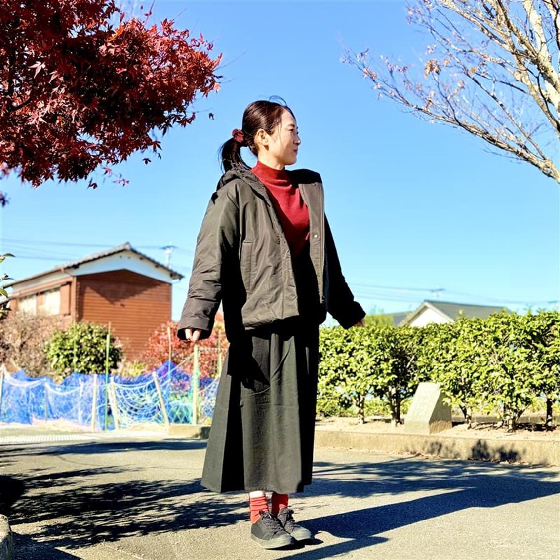 洗えるハイネックセーターにダウンジャケットを合わせた大人のお出かけコーディネートのスタッフです。