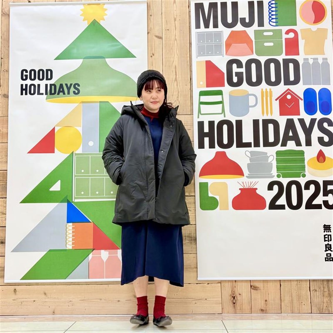 Aラインシルエットの起毛長袖ワンピースにハイネックセーターを合わせた大人可愛いコーディネートです。