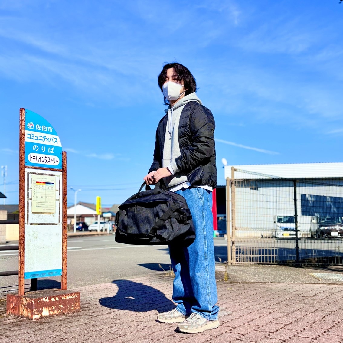 軽量ダウンノーカラージャケットに動きやすい裏起毛のスウェットプルパーカを合わせたコーディネートのスタッフです。